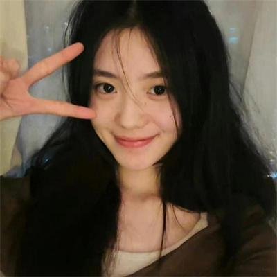 与一位女士合影